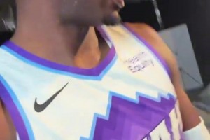 NBA直播国王vs马刺免费直播高清_NBA直播国王vs马刺直播今日免费_NBA直播国王vs马刺免费观看直播3J：这件球衣太帅了！这是我的第九个媒体日